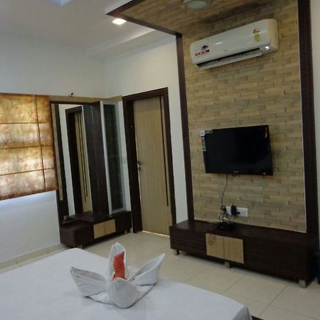 10 Blossoms Hospitality Services Ahmedabad Exterior photo