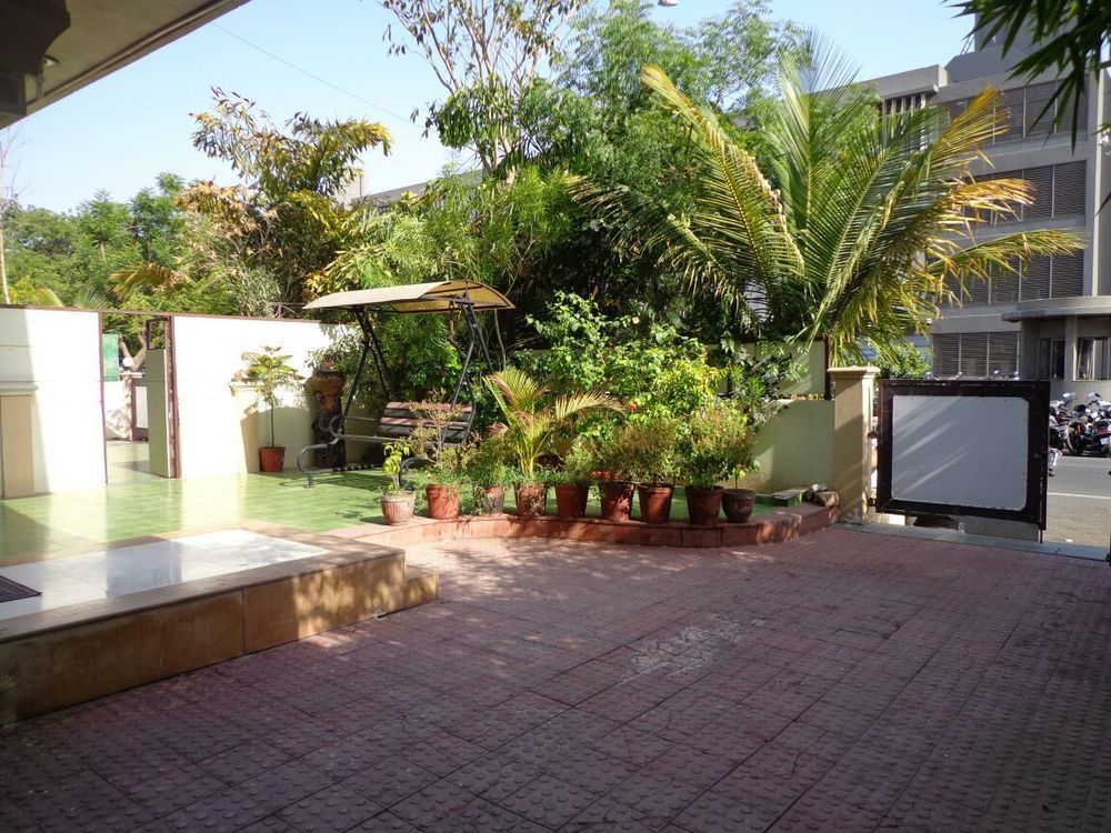 10 Blossoms Hospitality Services Ahmedabad Exterior photo