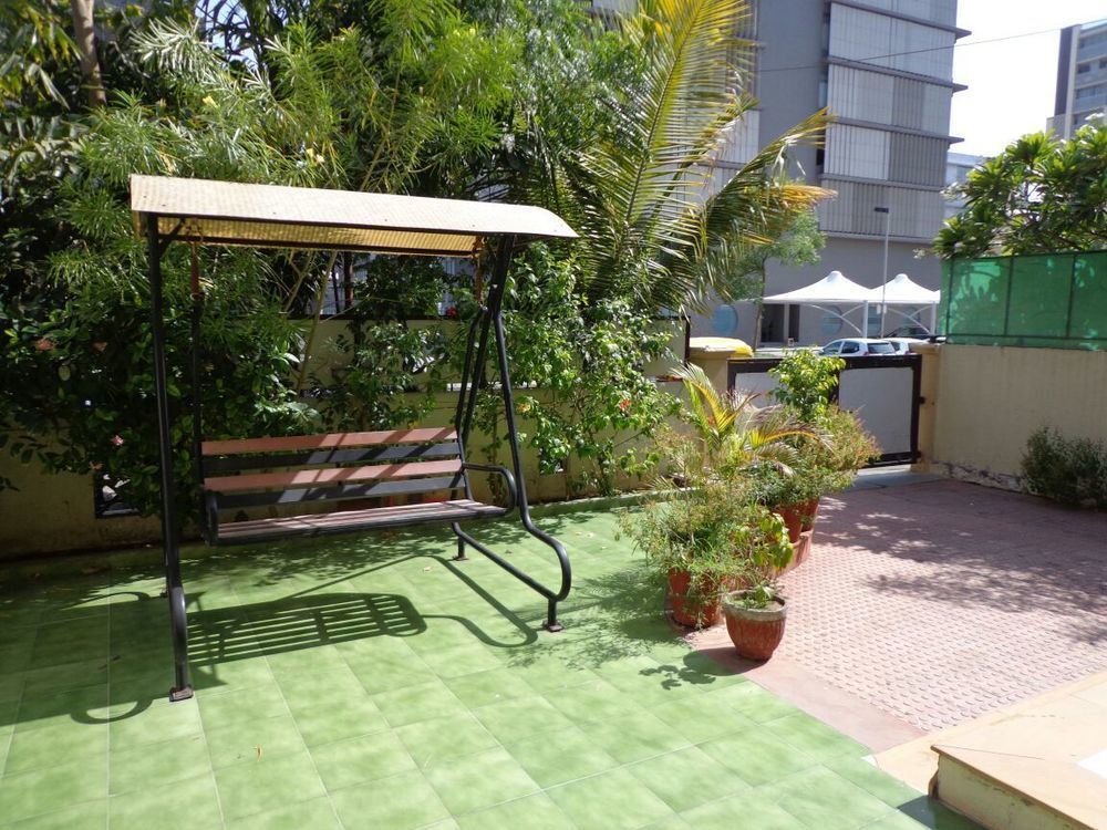 10 Blossoms Hospitality Services Ahmedabad Exterior photo